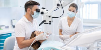 Endodontologische Behandlung unter einem modernen Dentalmikroskop